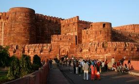 asp Sightseeing i Agra med bla Besøk på Agra Fort det mest overdådige palasset fra Mogultiden. Det ble oppført i rød sandstein av herskeren Akbar i årene 1565 1573.