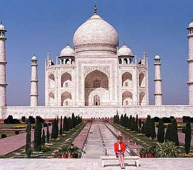 Shah Jahan oppførte Taj Mahal som gravmausoleum over sin yndlingshustru Mumataz Mahal, som døde i barsel under tragiske omstendigheter.