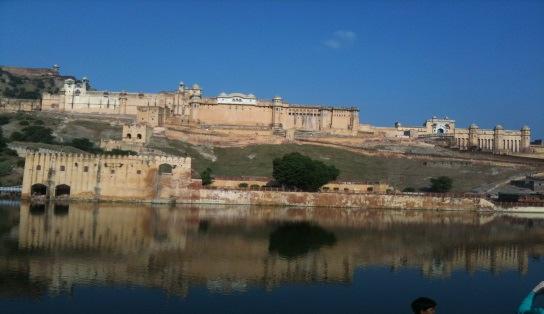 11 km utenfor Jaipur ligger den gamle byen Amber som var områdets hovedstad frem til 1727.