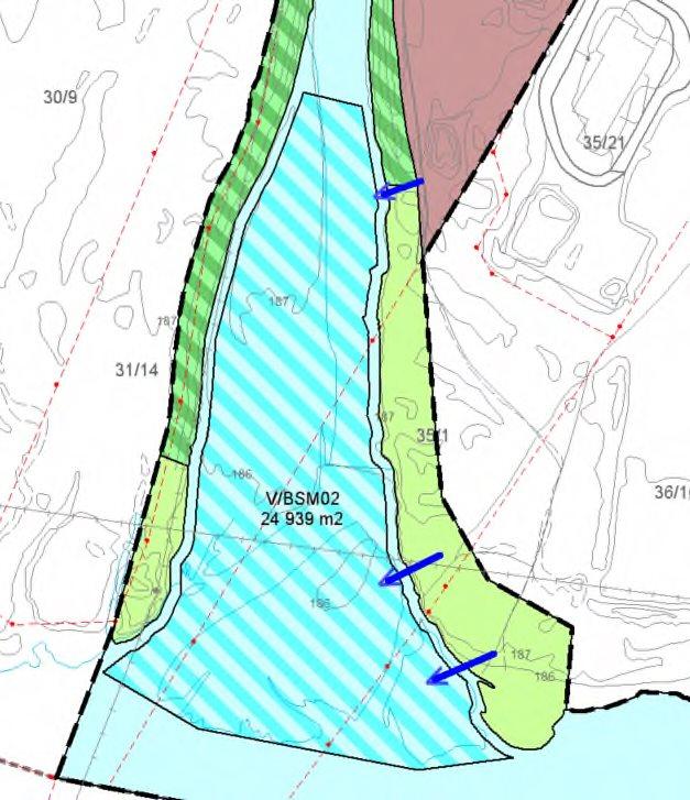 Blå pil viser adkomst til masseuttaksområde 1 fra tilliggende næringsareal i øst og gjennom forbygningen. Område 2 V/BSM02 må trolig kunne ha adkomst via forskjellige traseer.