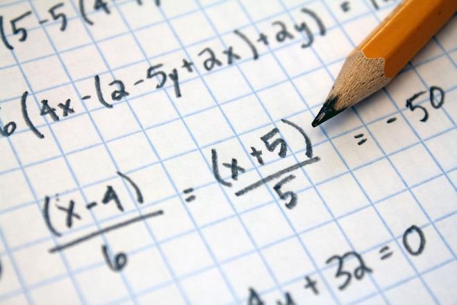 Matematikk I år velger elevene mellom: 1P Praktisk matematikk (187 timer/år) 1T