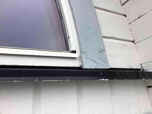 Vurdering og begrunnelse TG 2 Vinduer: Noe høyt fuktnivå i listverk rundt buet vindu på loft i nedkant, og i enkelte utsatte vinduer.