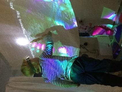 Vi leker oss med lyseffekter og prosjektor kombinert med dans. Dette skaper god fantasi hos ungene.
