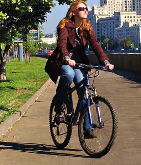 De som tjener minst og mest, sykler mer enn resten av befolkningen. Flere sykler enn tidligere Sykkelreisenes andel av alle reiser har holdt seg mer eller mindre stabil siden.
