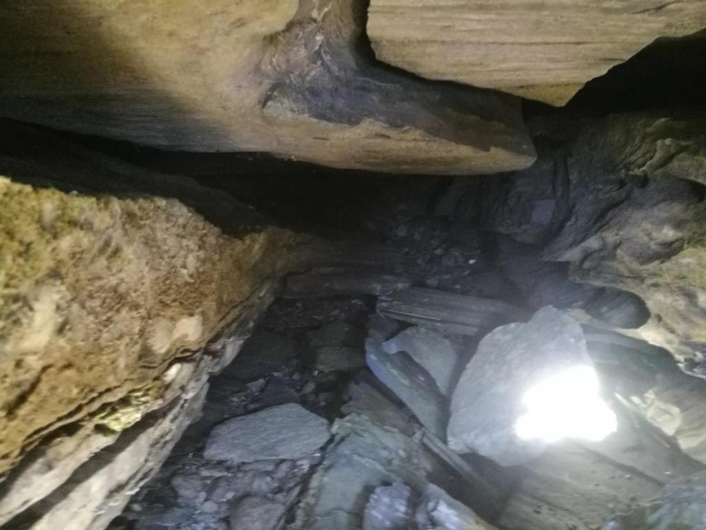 Rapport 25/11/2018 16 Vedlegg: Registrering av grotter Registrering ved Coarddajavrrit 09.07.2018 11.07.2018 Koordinater: 34W 0419079 7603537 Største inngang. Inngang ca. 70x100cm. Grotte ca.