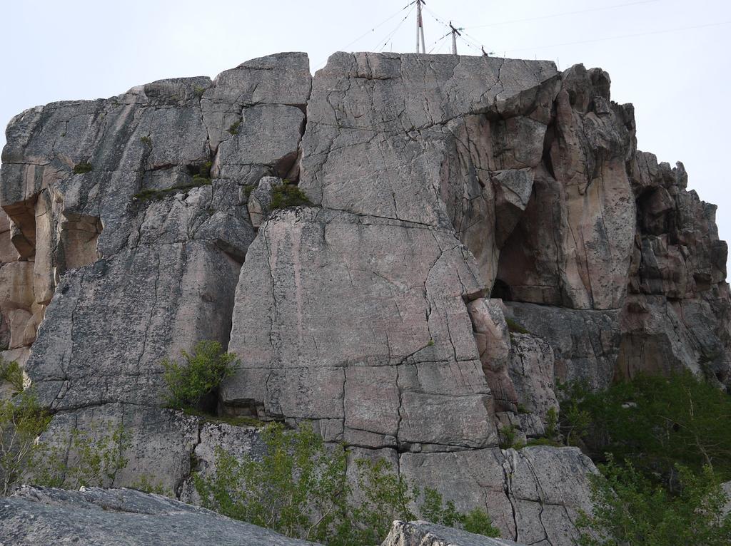 DOPRWl Obs: klippen er 45m! Østveggen Østveggen er den doerende østvendte veggen som ruver over den lille dalen på Morøya.