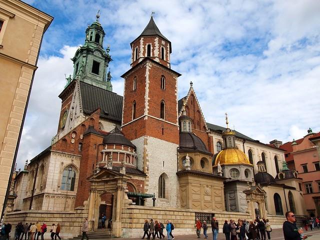 Han fortalde om ein tur til Krakow i Polen tidlegare denne hausten, saman med eit vennepar. Reisa gjekk med direktefly frå Vigra til Katowice, som ligg 8 mil unna reisemålet.