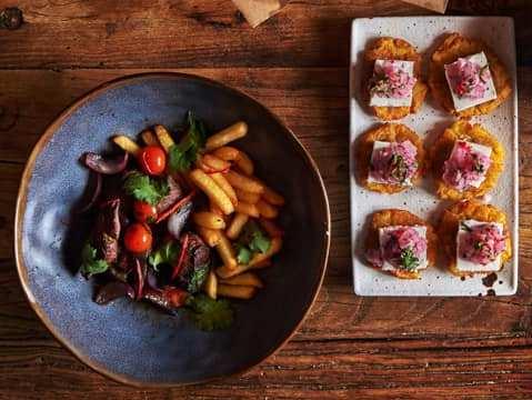 japanske og peruanske kjøkken. Maten serveres i forma av tapas- og småretter som passer ypperlig ifølge med et glass øl eller vin.