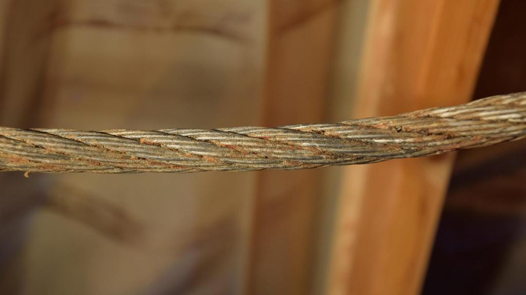 Wiren her er fra en gammel rigg fra en jakt, eller liknende. Det er en godt brukt rigg som ble lagt på et naust etter at fartøyet ble rigget ned, eller kanskje var det andre grunner.