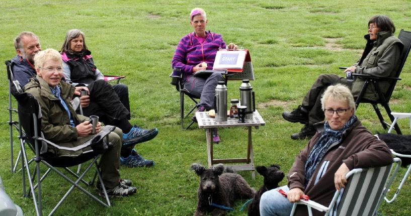 Klare for rallylydighet: Fra venstre Tor, Kirsten, Mary Ann, instruktør Berit Smaaland, Sissel og Ann. Foto: Per Jordhøy Lynkurs i Rallylydighet Berit Smaaland er en svært effektiv instruktør.