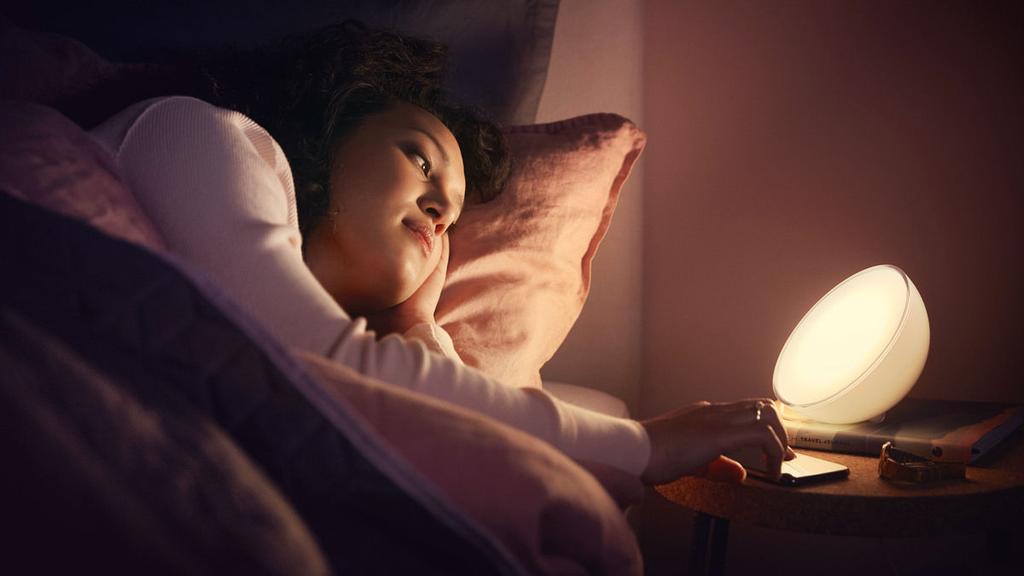 Om kvelden kan du bruke en innsovningsrutine som gradvis demper de varme hvite lysene og forbereder deg på en god natts søvn.