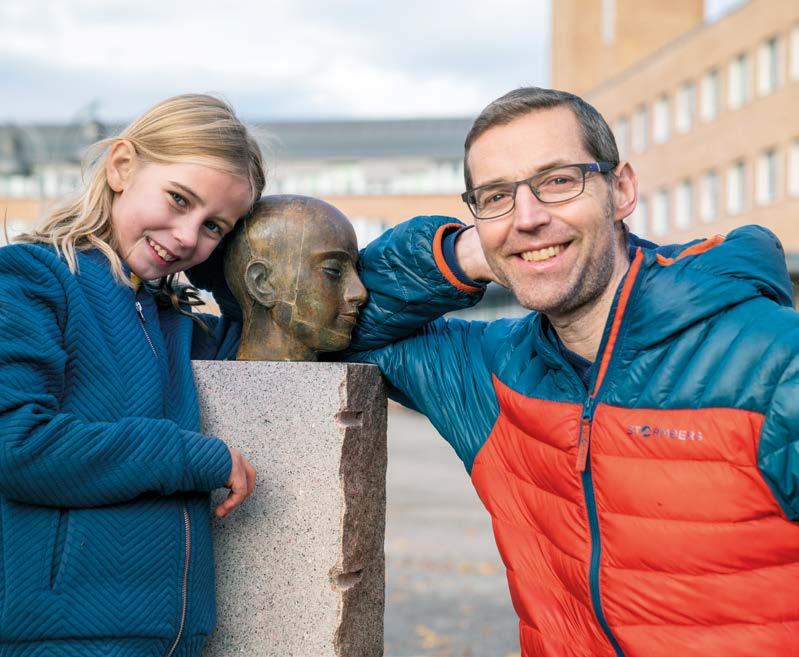 om hjernen! Tekst: KJERSTI BUSTERUD / NTB Idun Grüner Trohaug (8) fikk møte hjerneforsker Torkel Hafting. Han forsker særlig på stedsans og hukommelse.