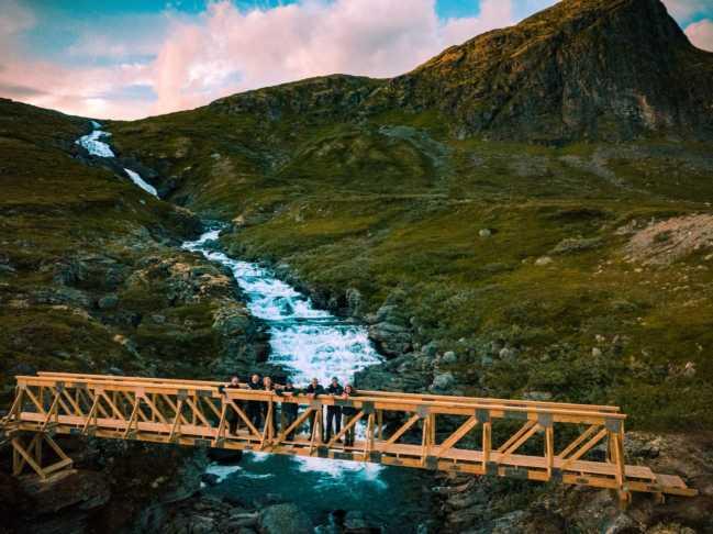 I mellomtiden var et annet arbeidslag i ferd med å bygge fundamenter på begge sider av elva, slik at brua kunne installeres trygt og enkelt ved hjelp av helikopter.