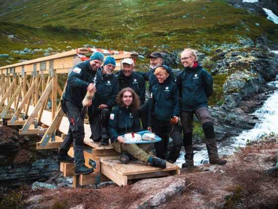 vi måtte ha trelast for gangbane og rekkverk i eget hiv for at helikopteret skulle klare å løfte brua. Tirsdag 16.juli ble bruen løftet opp av helikopteret.