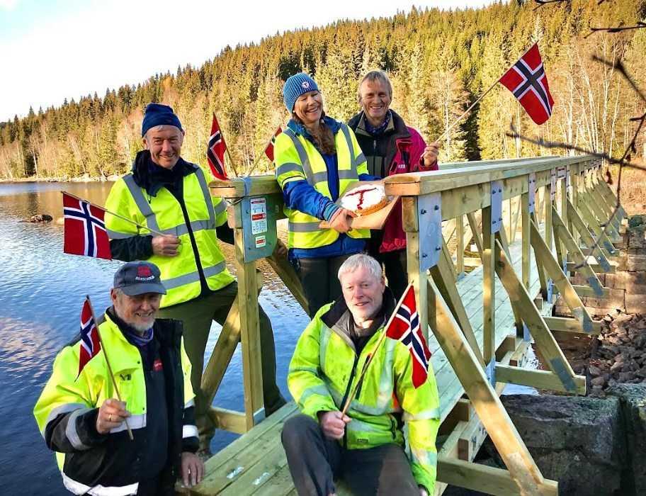 Nøkkelen til styrken ligger i selve fagverkskonstruksjonen Til slutt kunne undertegnede ta i mot og montere ny bru på ferdige fundamenter sammen med Halvor og Hans Jacob fra Vedgjengen, Bjørn og