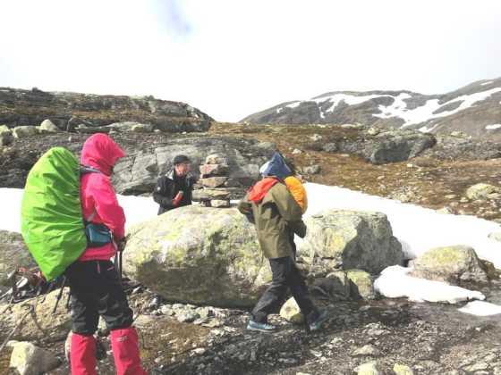 Deltagerne ble delt i tre lag. Lørdag morgen, rett etter frokost, gikk Niels med sitt lag og merket fra hyttegavlen mot Finse.