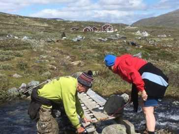 Litt service på bruene\kloppene over Steinbuelva. Tirsdag, regnværsdagen, sykkelservice og rydding inne.