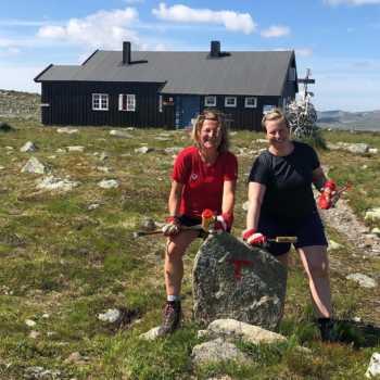 Iva Klara Vignjevic er sammen med Caroline Brinchmann her: Lågaros. 27. juli Vardedugnad «Bootcamp Hardangervidda 2019» gjennomført! 114 km gått, ca.