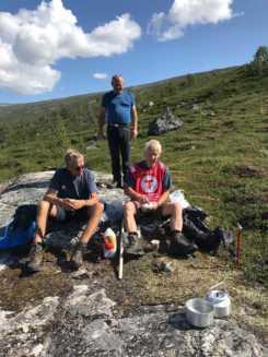 august Bjørn, to andre bamser og to binner har nå vært gjennom dugnad 20 - ruta til Fortundalsbreen i Breheimen. Ujevnt vær, vill og vakker natur på en strekning som trengte noe oppfrisking.