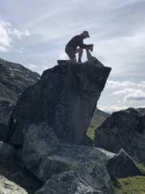 Regn, snø og sol, bad i kulpen, telting og bål ved Illvatnet, spennende steinsprang fra Tundradalskyrkja og gode historier og mye latter.