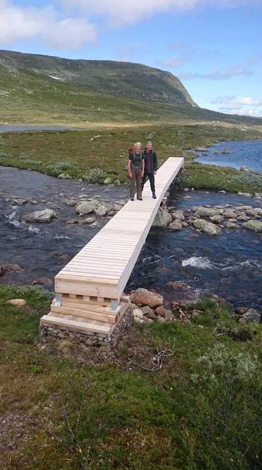 Dugnad nr 4: Sandalen til Tomashelleren og videre til ny bru over Dingla på ruta til Yksendalen. På denne dugnaden var det 2 spreke karer og meg.