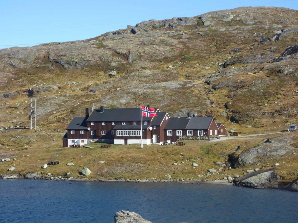 Her finner man milevis med T-merkede stier og kvistede skiløyper i alle retninger; sørover til Finse og Hardangervidda, vestover