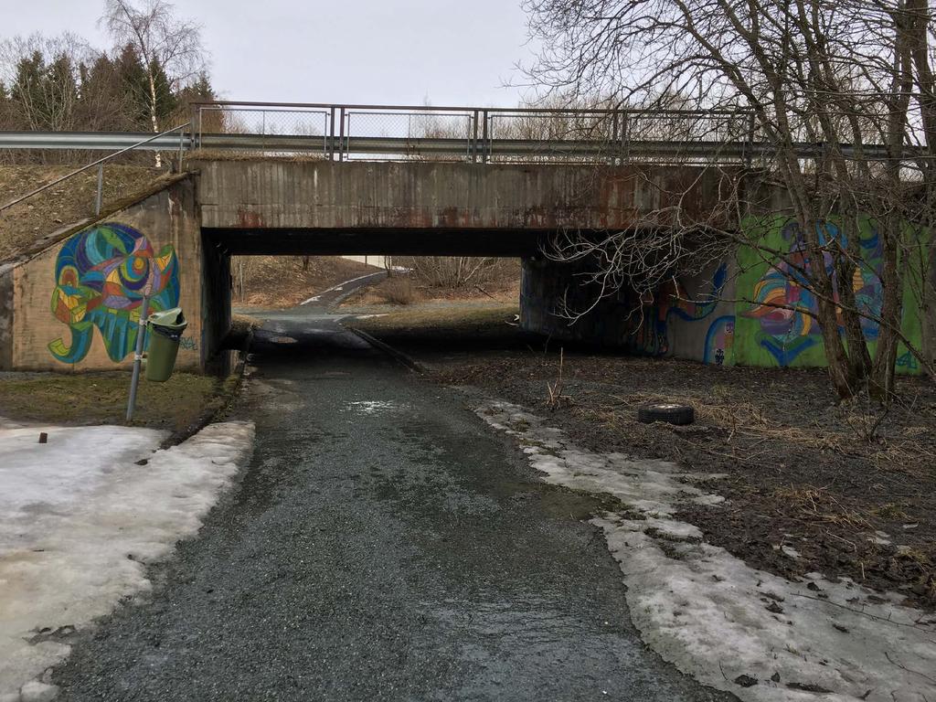 Undergang 4 Torplassen På undergangen ved Torplassen er ikke gangstien sentrert, her er det viktig å lyse opp gangstien slik at den får et godt,