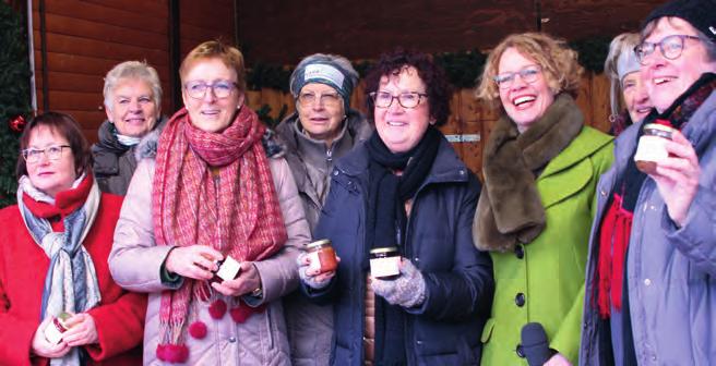 Über Gsälzaktion 3.258 Euro an Weihnachtsmann & Co. auf Stuttgarter Weihnachtsmarkt Erneut unterstützten Gerlinde Kretschmann, Präsidentin Marie- Luise Linckh, Dr.