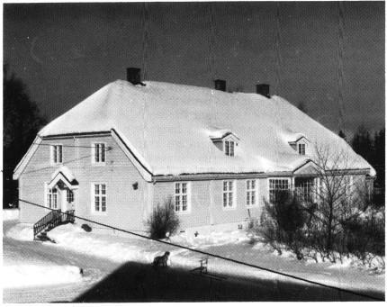 Hovedbygningen på Kallerud i Vestre Toten fotografert vinteren 1986 av Arne Amundgård.