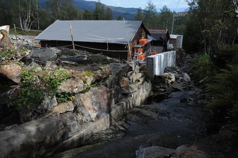 Prøvestedet «nedenfor» var sterkt preget av veiutbygging, med både betongkant langs veien og også en del sprengstein i selve bekkeløpet (figur 5). Figur 5.