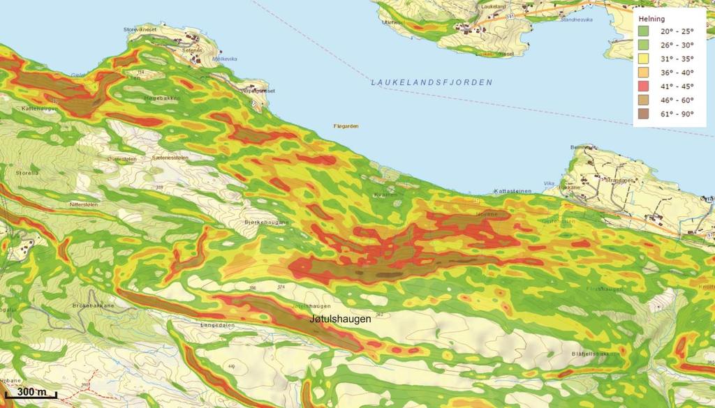 Setenes til Strandanes. Lia ovanfor denne strekninga har dei brattaste partia i undersøkingsområdet. I lia oppunder Jøtelshaugen (582 m o.h.) er det ein fjellhammar kor det på det meste hellar opp mot 90.