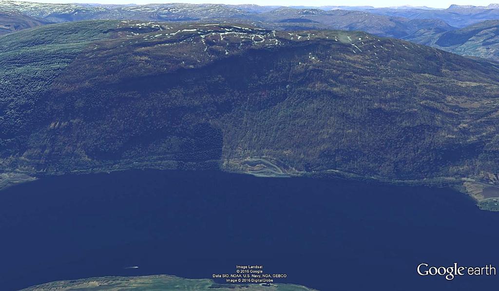 Figur 6: Satellittfoto i 3D over lia frå Setenes til Strandanes, med utsyn mot sør. Oppunder Jøtulshaugen går det ein fjellhammar som kilar ut mot aust. Kjelde: Google Earth.