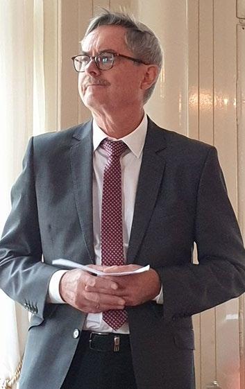 Asbjørn kan sjå attende på eit langt og variert liv som jurist. Etter ein framifrå embetseksamen i 1979, byrja han i Oslo kommune som juridisk sekretær og rådmannssekretær.