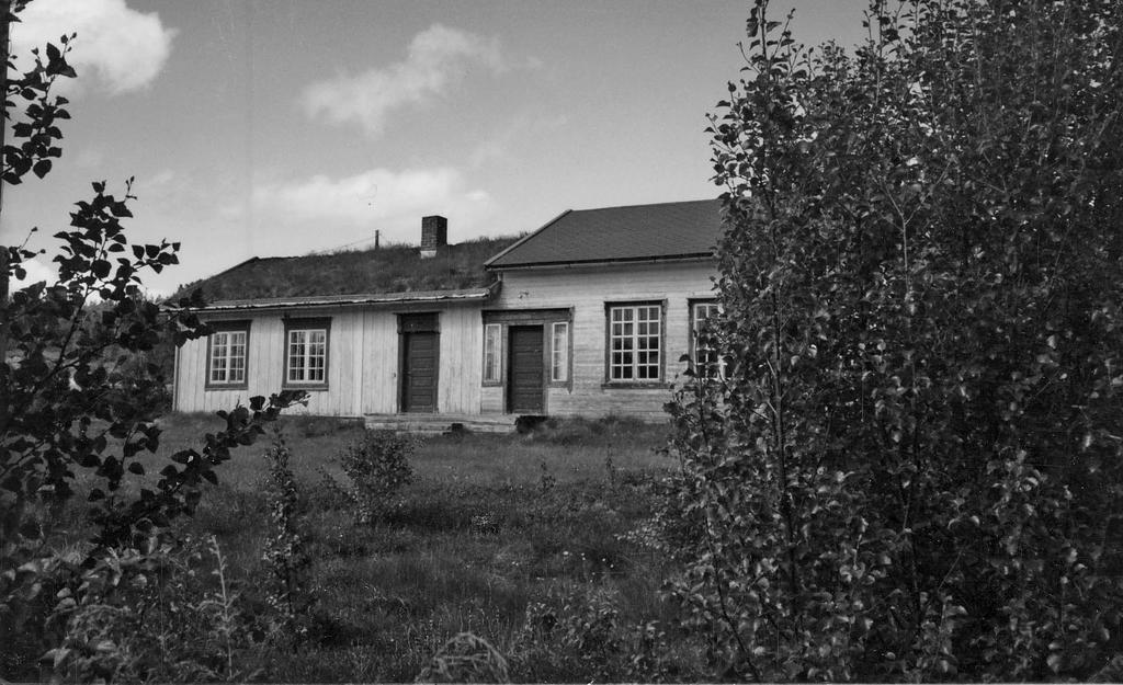 Signe Finne Seim På veg frå Vestlandet til Østerdalen Stubsjøen skule, 1984 Hausten 1949 såg eg Nytrøa for fyrste gongen.