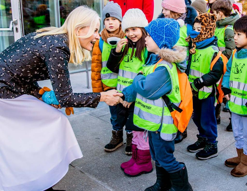 Kronprinsparets virksomhet Kronprinsessen tok imot da skolebarn fraktet 6 000 barnebøker til Deichmans nye bibliotek i Bjørvika.