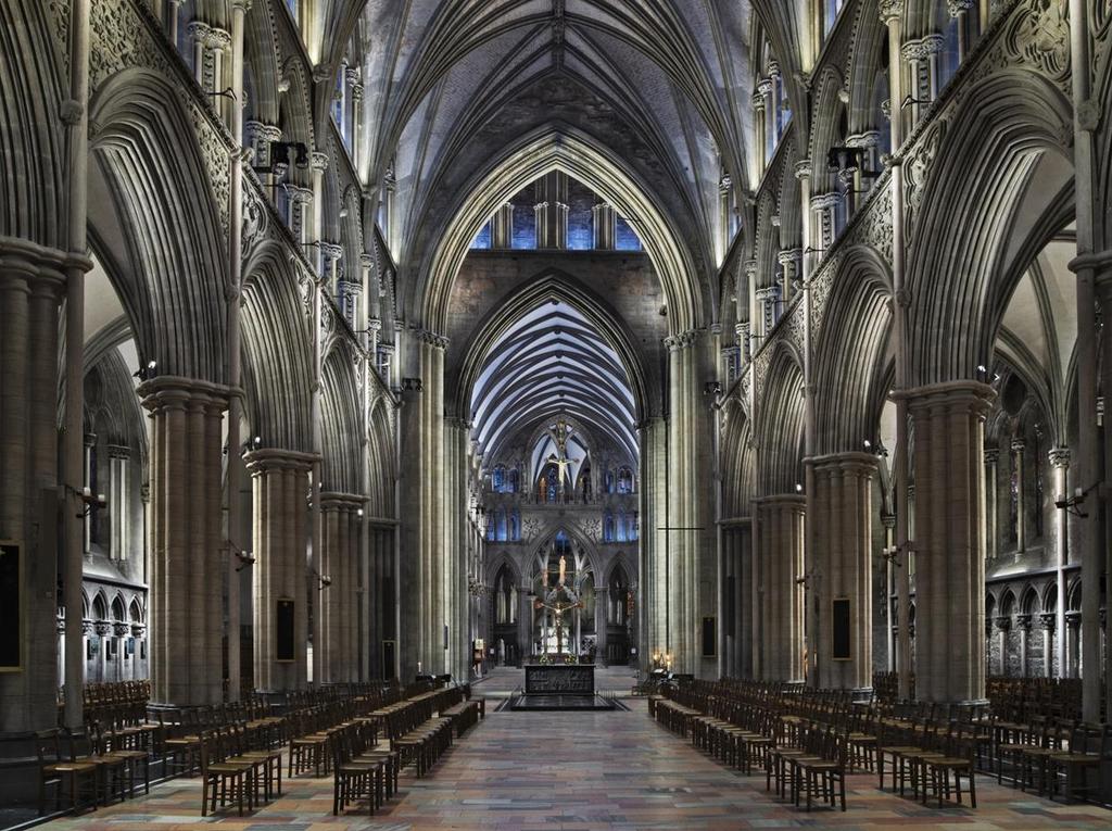 Ferdigstille ny innvendig belysning i Nidaros domkirke All belysning er montert og lysprogrammering er ferdigstilt. Den nye belysningen ble innviet 29.11.20 ifm høymesse første søndag i advent.