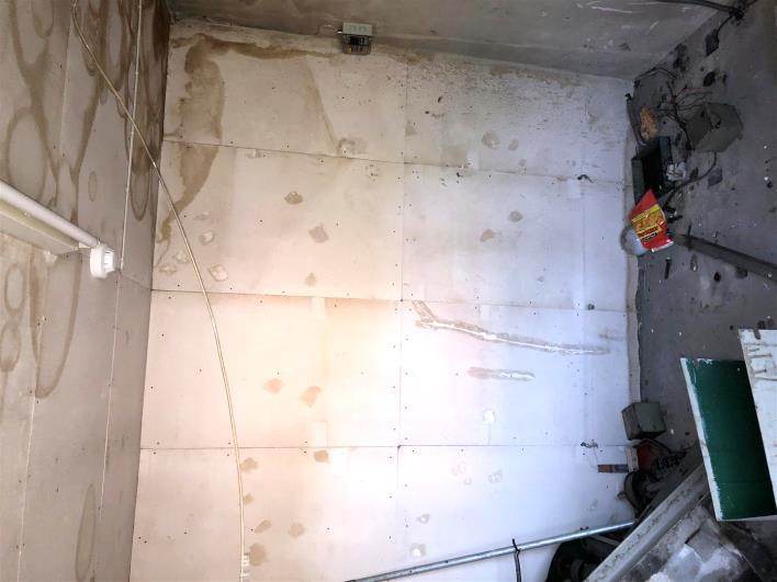 Figur 21: Platekledning i teknisk rom på tak inneholder asbest (P27). Omfanget anslås til ca. 30 m 2 asbestholdig platekledning. 7.1.6 Ekspansjonstank i teknisk rom på tak I teknisk rom på tak ble det også registrert en isolert ekspansjonstank, se figur 22.