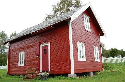 Under midten av huset er det full kjeller. Utvendig er bygningen i nær opprinnelig stand. Det meste av panel, vinduer og detaljering ser ut til å være fra byggetidspunktet.