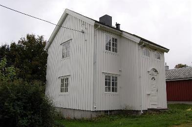 Naust, bygningsnr. gnr/bnr. 64/17. 190448673, Askeladden ID 213252 3 Bygningen er lagt inntil et berg som danner en naturlig beskyttelse/vorr for støa mot vind fra øst.