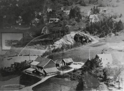 Historiske bilder viser, hvordan gårdstunet på Råtræet har utviklet seg før og etter 1948. Opprinnelig, før dagens fv Grimseidvegen eksisterte, sto gårdens våningshus på vestsiden av løen.