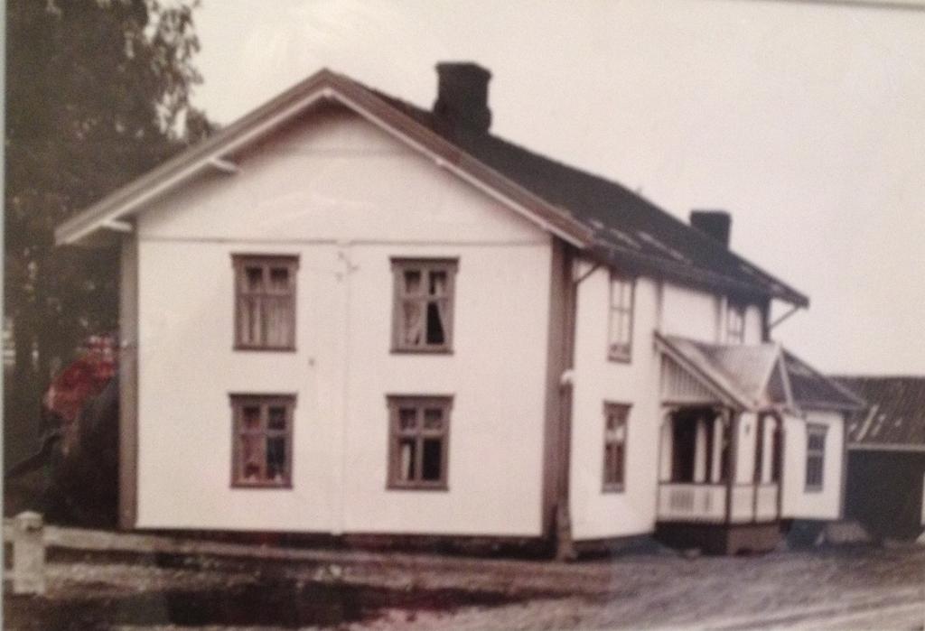 Carl og søster Borghild. Dr, Brynjulf Bruun betjente både Hurdal og Nannestad inntil dr. Olsen under første verdenskrig ble ansatt i Hurdal og samtidig var lege på Stensby Sjukehus.