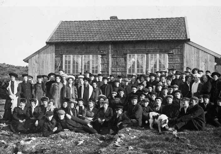 Jæren folkehøgskule på søndagstur til Knudaheio 1907/1908. Skulen organiserte skuleutflukter for både elevar og lærarkursstudentar til Knudaheio frå byrjinga av 1900-talet.