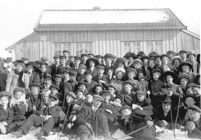 Jæren folkehøgskule framfor Knudaheio med ny bordkledning 1909/1910. Garborgs sommarstove hadde opprinneleg torv på taket og halgjekledde veggar.