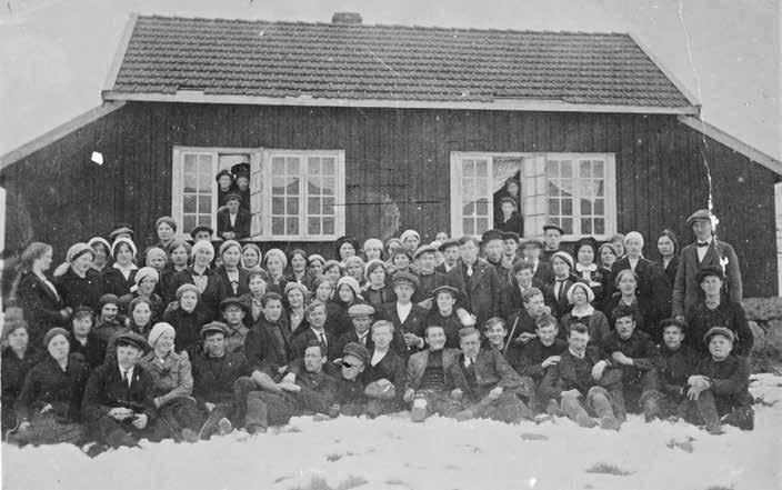 Jæren folkehøgskule på tur i 1916. Draumen om ei raudmåla hytte hadde Garborg frå starten av, men raudfargen fekk Knudaheistova først i 1911.