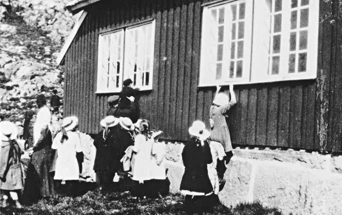 Barn som kikkar inn vindauga i Knudaheihagen. Originalfoto i privat eige. Knudaheio blei tidleg ein attraksjon. Tilreisande kom for å sjå plassen, og gjerne også helsa på den kjende diktaren.