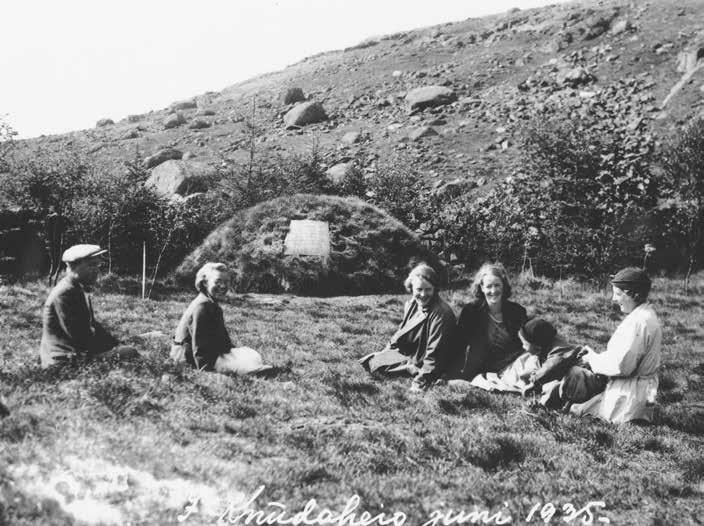 Knudaheio har i alle tider vore eit populært søndagsturmål. Dette lille følgjet har kanskje teke seg ein sykkeltur frå Bryne? I bakgrunnen ser ein gravhaugen, med Arne Garborgs minnetavle.