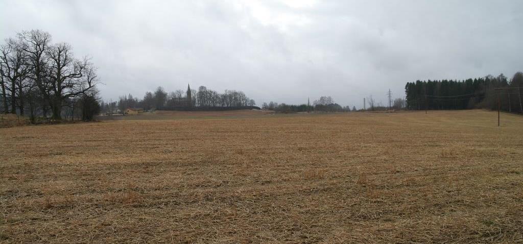 opprinnelige kirken skal ha ligget i nordøstre del av dagens kirkegård. I nordvest og nord er Einarstujordet avgrenset av beiteområde og traktorbane.