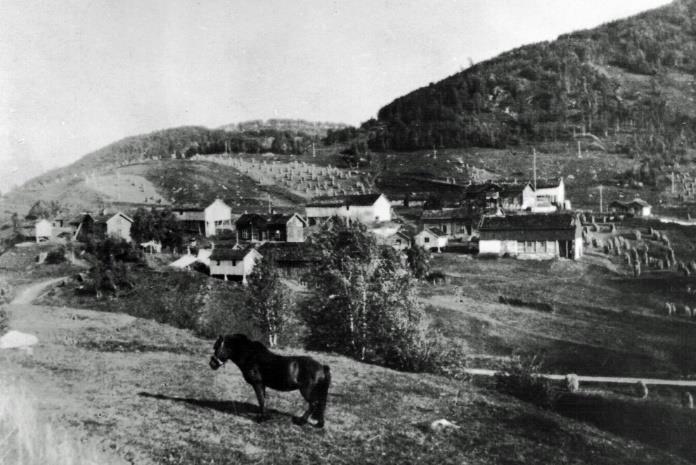 Skar Gården er vindutsatt, lokalisert oppe på en høyde. Nesten alle bygninger er orientert i samme retning. Gården ble utskiftet i 1888.