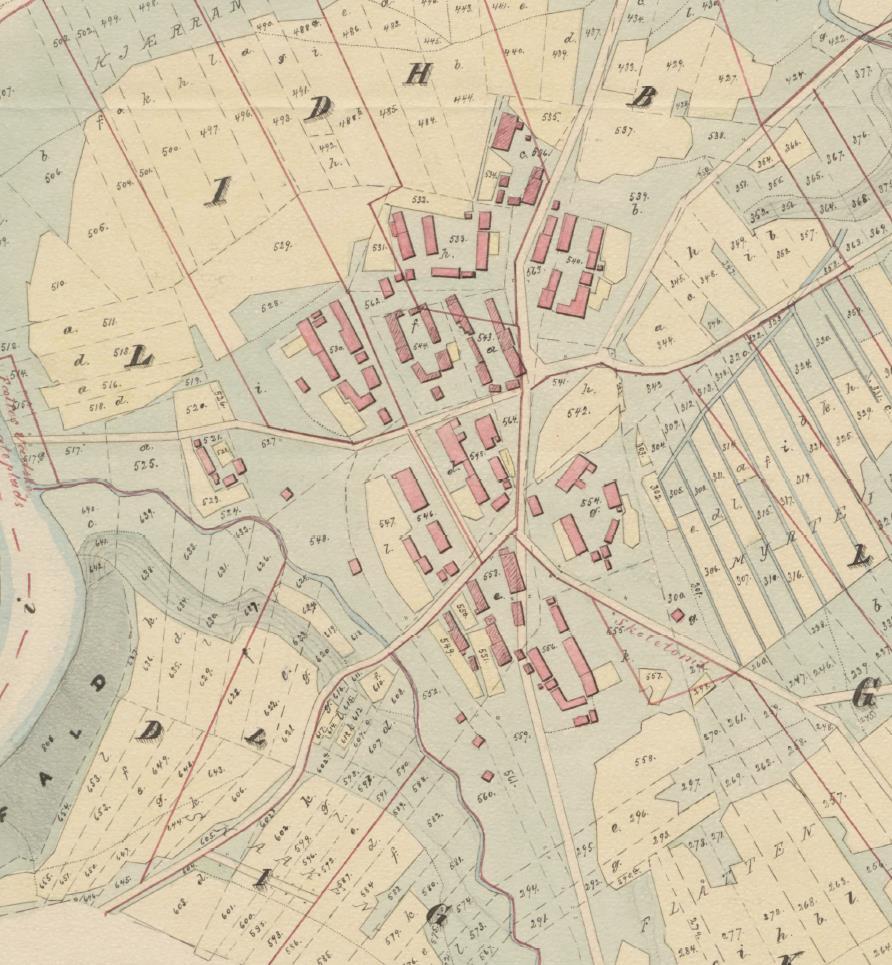 Utsnitt av kart over Misvær Nedre fra 1888. Bebyggelsen er orientert mot framherskende vindretning, som er sørøst og nordvest. Nesten alle brukene innenfor klyngetunet er lukket mot sørøst.