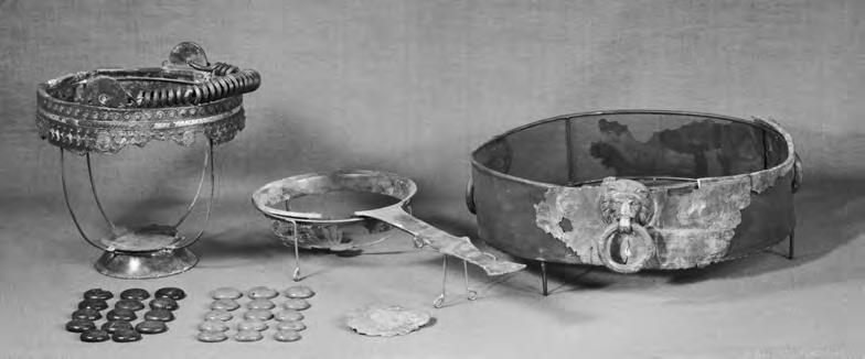 drikkehornbeslag i sølv, et forsølvet bronsespeil, en sølvnål og en vektstang i bronse.